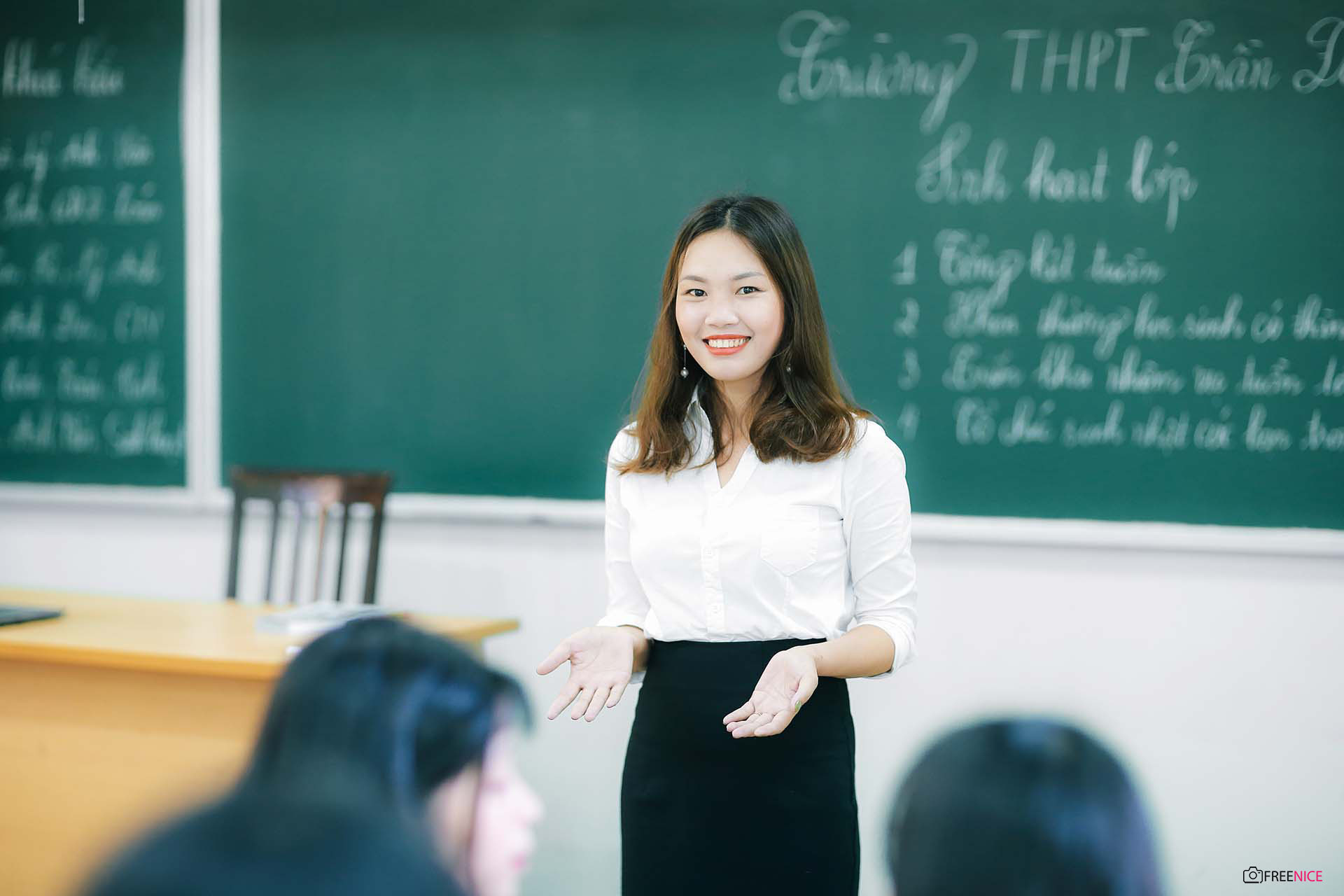 Cô gái ăn nhạc nhã nhặn khi thuyết trình