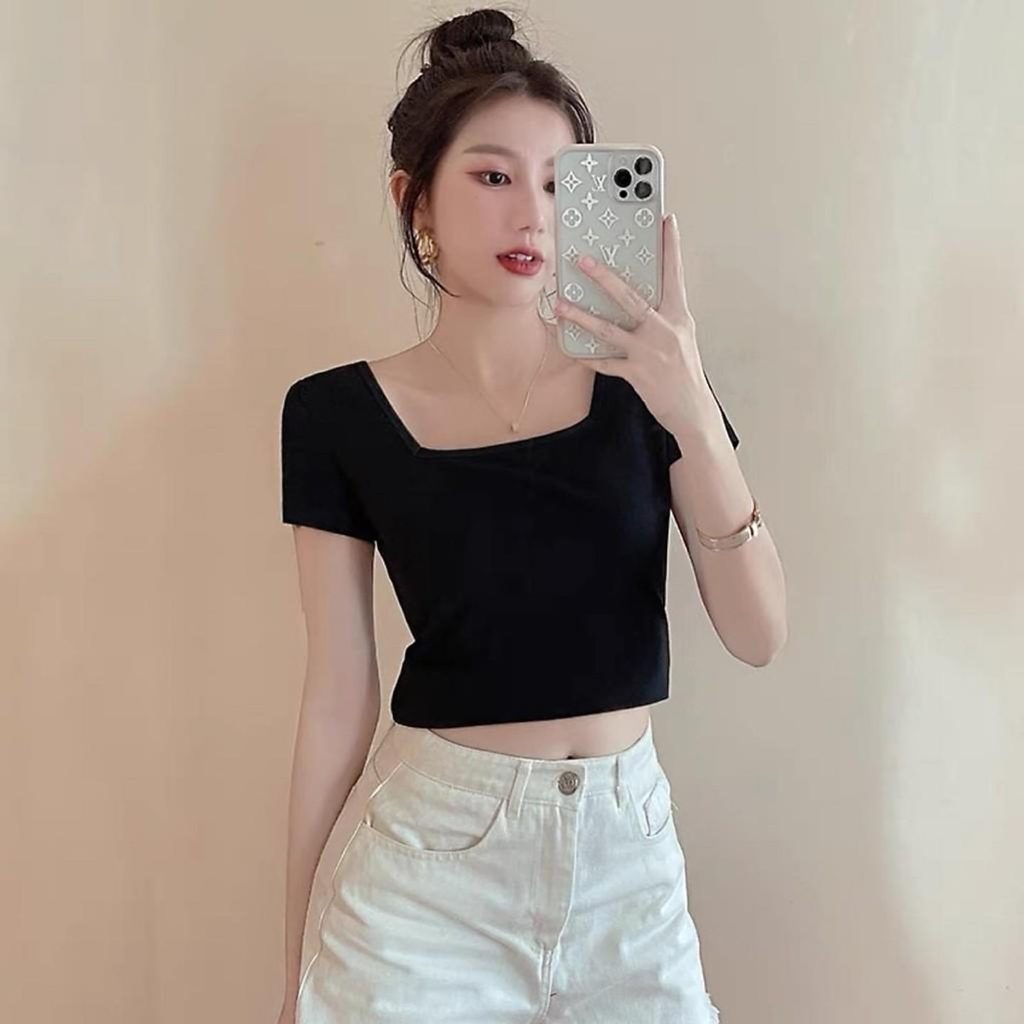 Gái xinh mặc croptop có cổ ôm eo